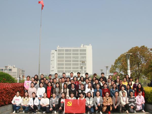 20170415-党员宣誓合影IMG_2064 - 修剪.jpg