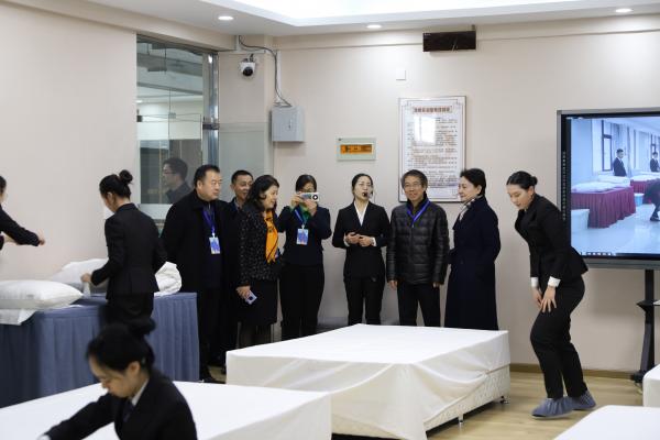 专家组考察酒店管理和旅游管理实训室1.JPG